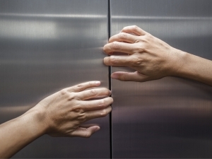 Toshkentda liftda begona qizga shilqimlik qilgan 18 yoshli yigit qamaldi