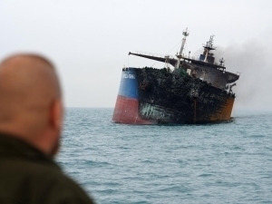 Ҳормуз бўғозида бир кечада 7 та нефть танкери шикастланди