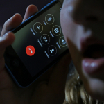 Telefondagi suhbatingiz kimdir tomonidan tinglanayotganini qanday bilsa bo‘ladi?