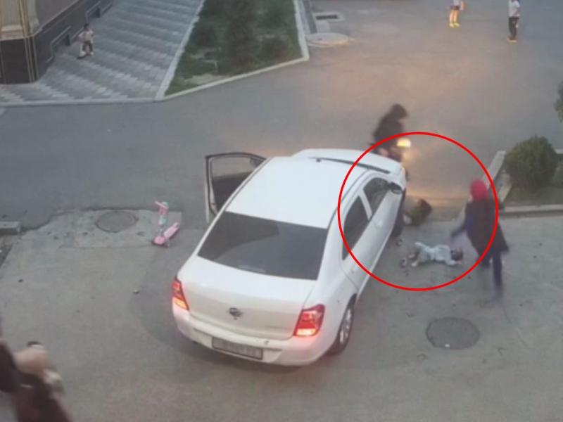 Andijonda o‘ynab turgan ikki bolakayni mashina urib yubordi (video)