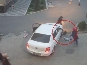 Andijonda o‘ynab turgan ikki bolakayni mashina urib yubordi (video)