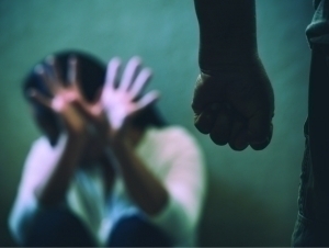 Тошкентда эркак аёлига қурол ўқталиб, уни калтаклади