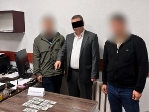 Талабани ўқишга тиклаш учун $700 сўраган собиқ декан ушланди