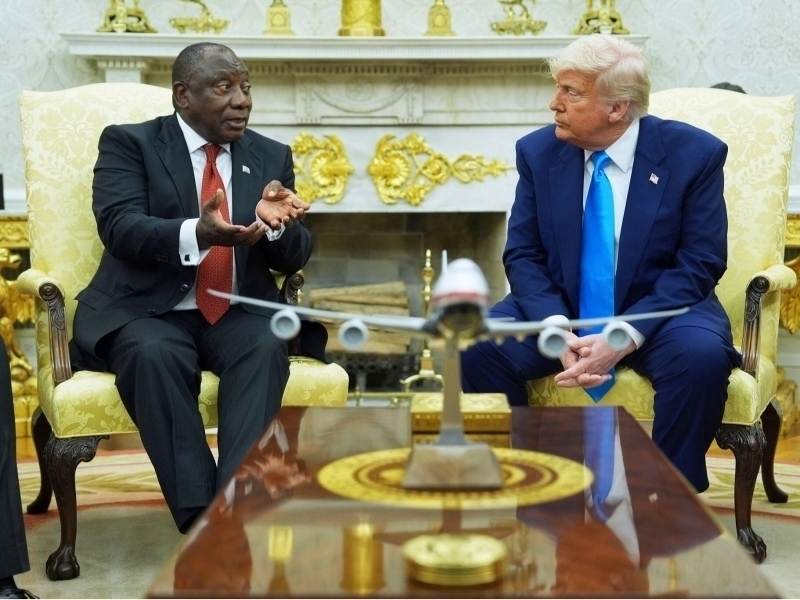 Tramp Oq uyda Ramafosaga tuzoq qo‘ydi: Janubiy Afrikada oq tanlilar genotsid qilingani aytildi