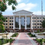 Andijon davlat universitetida ayol to‘rtinchi qavatdan tushib ketdi