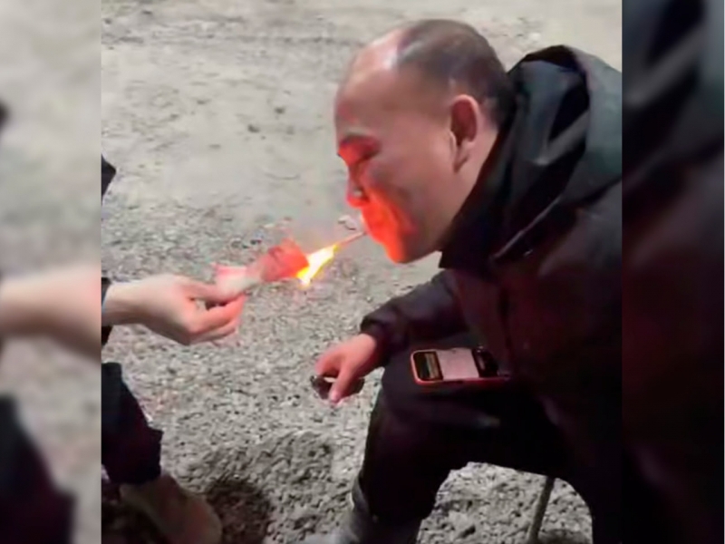 O‘zbek so‘mini yoqib, tamaki tutatgan xorijliklar jazolandi (video)