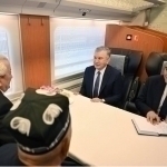 Мирзиёев поездда қашқадарёлик фаоллар билан учрашди