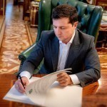 Зеленский олигархларга қарши қонунни имзолади