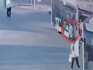 Electric bus accident in Tashkent leaves teenage girl injured (video)
