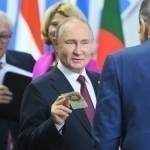 Putinga “BRICS puli” sovg‘a qilindi