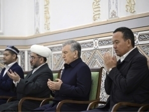 Shavkat Mirziyoyev Hakim Termiziy maqbarasini ziyorat qildi