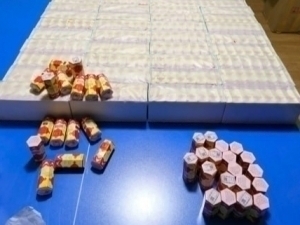 Андижонда ҳужжатсиз биологик фаол қўшимчаларни сотаётганлар ушланди (видео)