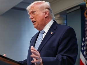 Трамп Эрондаги намойишчиларига қурол юборганини айтди