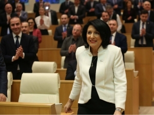Грузия парламенти Президентга қарши бормоқчи 