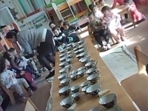 Kindergarten teacher penalized for violence against children (video)