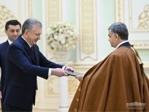 Mirziyoyev receives credentials from foreign ambassadors