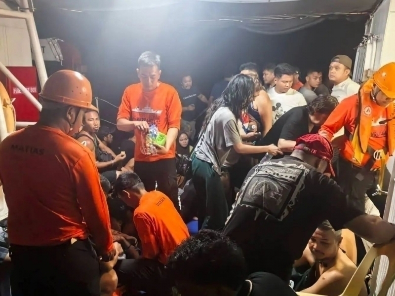 Filippinda parom 350 dan ortiq odam bilan cho‘kib ketdi. O‘nlab qurbonlar bor (video)