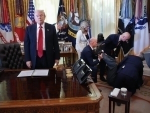 Tramp Oq uyda o‘tkazgan tadbirda rasmiy shaxs xushidan ketdi (video)