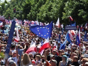 Польшада ярим миллион аҳоли ҳукмрон партияга қарши намойиш уюштирди (видео)