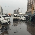 Toshkentda Prado 3 ta mashina bilan to‘qnashib ketdi. Haydovchi halok bo‘ldi (video)