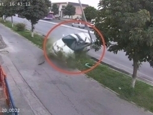 Фарғонада Lacetti устун ва дарахтга урилиб, ағдарилиб кетди (видео)