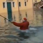 Video: Selfida suratga tushayotgan sayyoh suv ostida qoldi 