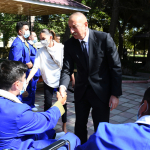 Ilhom Aliyev rafiqasi bilan qurolli to‘qnashuvlarda jarohatlangan harbiylarni ko‘rgani bordi