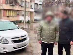Тошкентда эркак ҳамкасбининг машинасини олиб қочди (видео)