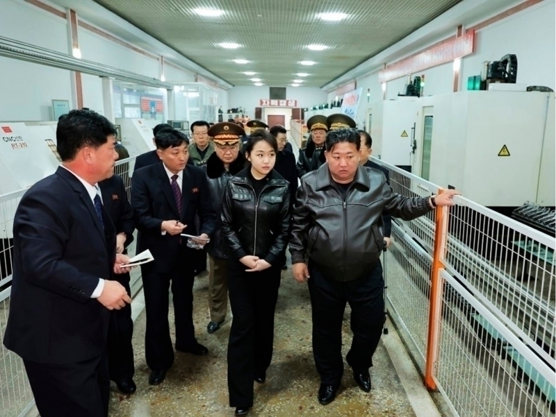 Kim Chen In qizi bilan harbiy zavodni ko‘zdan kechirdi