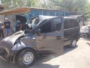 Minibus crashes into truck in Fergana