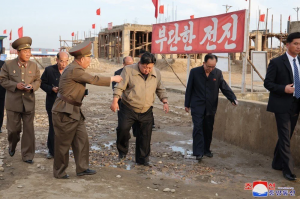 Kim Chen In Shimoliy Koreyaning suv toshqinidan jabr ko‘rgan hududlariga bordi (foto)