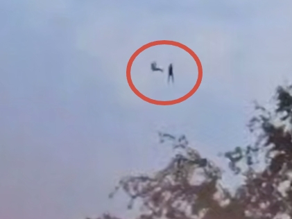Angrenda ikki kishi dara ustidagi ziplaynda to‘qnashib ketdi (video)