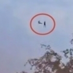Angrenda ikki kishi dara ustidagi ziplaynda to‘qnashib ketdi (video)
