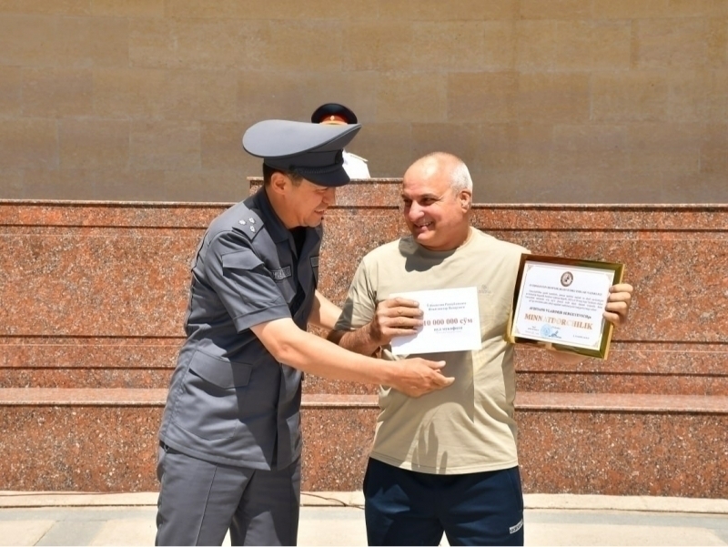 ИИО ходимини пичоқлаган шахсни қўлга олишда ёрдам берган фуқаро мукофотланди (видео)