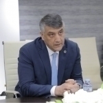 Alisher Qodirov o‘qishga kirmagan barcha o‘g‘il bolalarni bir yillik harbiy xizmatga jo‘natishni taklif qildi