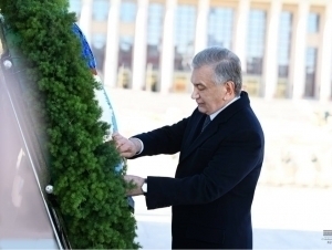 Mirziyoyev laid a wreath at the People's Heroes monument in Beijing