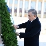 Mirziyoyev Pekindagi Xalq qahramonlari yodgorligiga gulchambar qo‘ydi