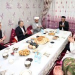 Mirziyoyev o‘qituvchi xonadonida iftorlik qildi (video)