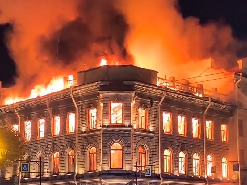 Rossiyadagi tarixiy saroy yonib, kul bo‘ldi (video)