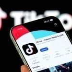 Озарбайжонда мактаб ўқувчилари учун TikTok чекланди