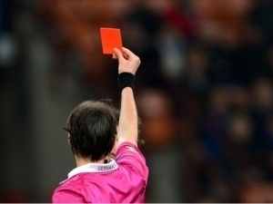 Shotlandiyada muxlisga qizil kartochka ko‘rsatildi