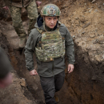 Zelenskiy dubulg‘a va o‘q o‘tkazmaydigan nimcha kiyib, Donbassdagi harbiylar xandag‘iga tushdi