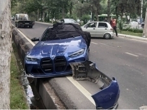 Тошкентда Matiz билан тўқнашган BMW пачоқ бўлди