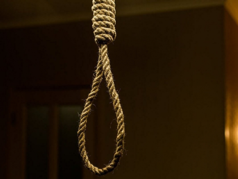 20 yoshli ayol molxonadan osilgan holda topildi