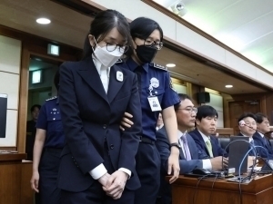 Кореянинг собиқ биринчи хоними пора эвазига давлат ишларига аралашишда айбланмоқда