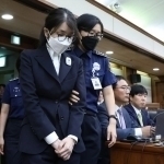 Koreyaning sobiq birinchi xonimi pora evaziga davlat ishlariga aralashishda ayblanmoqda