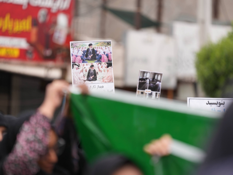 Minob maktabida qurbon bo‘lganlarning dafn marosimi o‘tkazildi (fotoreportaj)