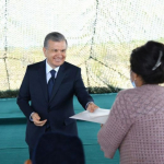 Prezident Sardoba jabrdiydalariga 40 million so‘mlik sertifikat topshirmoqda