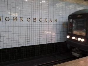 Москва метросида эркак севгилисини поезд остига ташлади (видео)
