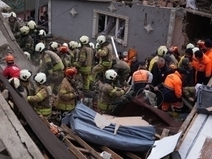 Истанбул марказида иккита тураржой биноси қулаб тушди (видео)